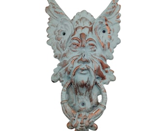 Aldaba de metal antigua para puerta principal, herraje decorativo vintage con diseño rústico y mítico.