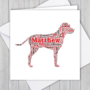 Puede incluir: Un diseño de arte de palabras rojo y negro de un perro con el nombre "Matthew" en el centro. El perro está formado por palabras que describen pasatiempos, familia y rasgos de personalidad.