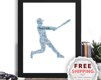 Puede incluir: Una impresión de arte de silueta de jugador de béisbol personalizada en azul y blanco con el nombre "Sarah" en el centro. La silueta está compuesta por palabras relacionadas con el béisbol y los deportes.