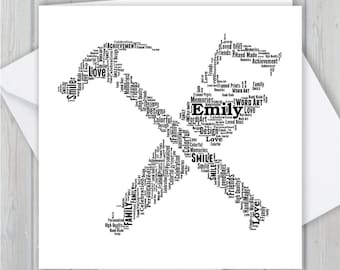 Op de afbeelding: Een zwart-wit woordkunstontwerp in de vorm van een kruis. De woordkunst bevat de naam "Emily" in het midden en woorden als "liefde", "familie", "vrienden", "herinneringen", "prestatie" en "ontwerp".