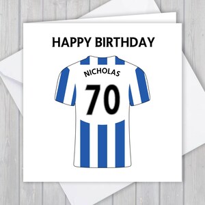 Fußball Geburtstagskarte, personalisiert, 66., 67., 68., 69., 70. Geburtstag, jeder Name & Alter, für Jungen, Mädchen, Kinder | Blau und Weiß gestreift
