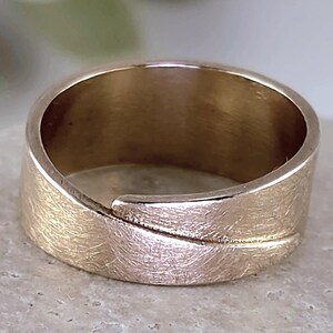 minimalistyczny pierścionek z brązu, geometryczny motyw płatków, lekki pierścionek z obrączką