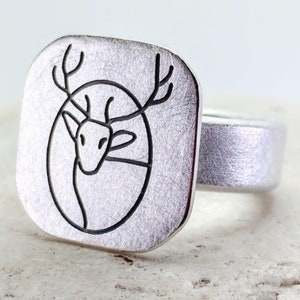 Zilveren ring met hertenmotief, minimalistische statement-sieraden, individuele Zwarte Woud-flair.