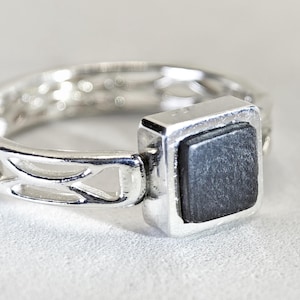 Statement zilveren ring met zwarte hoorn, minimalistisch Zwarte Woud ornament, lichte filigraan ring