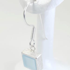 Hellblaue Statement-Ohrringe, Quadratische Silberohrringe mit mattem Acrylglas, Minimalistisch & Modern, kleines Geschenk