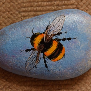 Hand painted pebble / cobble / stone BUMBLE BEE paperweight decoration HANDMADE