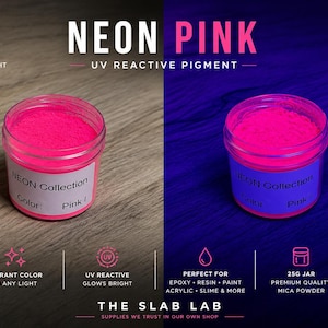 Op de afbeelding: Een potje van 25g met neonroze UV-reactief pigmentpoeder. Het etiket vermeldt NEON Collection Color: Pink I. De afbeelding toont het poeder onder normaal licht en UV-licht, wat de levendige kleur en gloed benadrukt. Tekst: THE SLAB LAB.