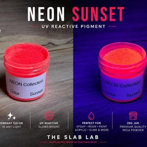 Op de afbeelding: Een potje van 25g met Neon Sunset UV-reactief pigmentpoeder. Het etiket vermeldt NEON Collection Color: Sunset. De afbeelding toont het poeder bij normaal licht als fel oranje en onder UV-licht als een gloeiende, levendige oranje tint.