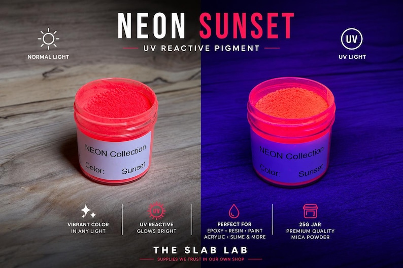 Op de afbeelding: Een potje van 25g met Neon Sunset UV-reactief pigmentpoeder. Het etiket vermeldt NEON Collection Color: Sunset. De afbeelding toont het poeder bij normaal licht als fel oranje en onder UV-licht als een gloeiende, levendige oranje tint.
