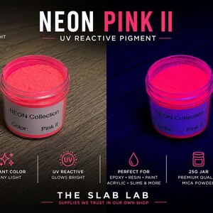 Op de afbeelding: Een potje van 25g met Neon Pink II UV-reactief pigmentpoeder. Het etiket vermeldt NEON Collection Color: Pink II. De afbeelding toont het poeder bij normaal licht en onder UV-licht, waar het felroze oplicht. De tekst bevat THE SLAB LAB.