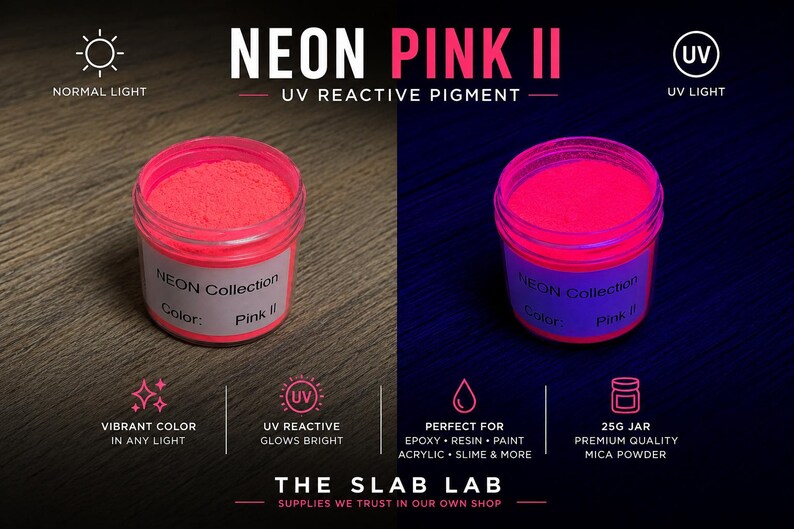 Op de afbeelding: Een potje van 25g met Neon Pink II UV-reactief pigmentpoeder. Het etiket vermeldt NEON Collection Color: Pink II. De afbeelding toont het poeder bij normaal licht en onder UV-licht, waar het felroze oplicht. De tekst bevat THE SLAB LAB.