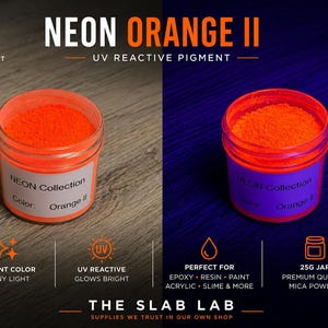 Op de afbeelding: Een potje van 25g met Neon Orange II UV-reactief pigmentpoeder. Het etiket vermeldt Neon Collection Color: Orange II. De afbeelding toont het poeder bij normaal licht en onder UV-licht, waar het fel oranje oplicht. Tekst bevat The Slab Lab.