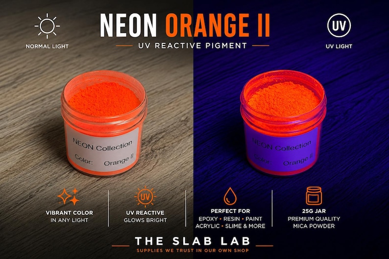 Op de afbeelding: Een potje van 25g met Neon Orange II UV-reactief pigmentpoeder. Het etiket vermeldt Neon Collection Color: Orange II. De afbeelding toont het poeder bij normaal licht en onder UV-licht, waar het fel oranje oplicht. Tekst bevat The Slab Lab.