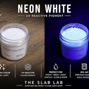 Op de afbeelding: Een potje van 25g met Neon White UV-reactief pigmentpoeder. Het etiket vermeldt Neon Collection Color: White. De afbeelding toont het poeder in normaal licht als wit en onder UV-licht als een gloeiend blauw-wit. Tekst bevat The Slab Lab.