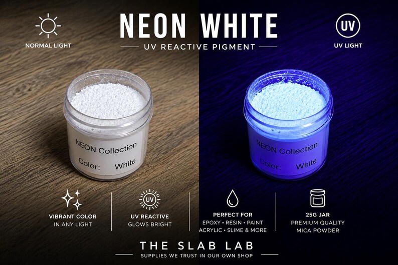 Op de afbeelding: Een potje van 25g met Neon White UV-reactief pigmentpoeder. Het etiket vermeldt Neon Collection Color: White. De afbeelding toont het poeder in normaal licht als wit en onder UV-licht als een gloeiend blauw-wit. Tekst bevat The Slab Lab.
