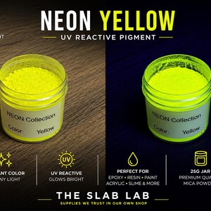 Op de afbeelding: Een potje van 25g met neon-geel UV-reactief pigmentpoeder. Het etiket vermeldt NEON Collection Color: Yellow. De afbeelding toont het poeder onder normaal licht en UV-licht, wat de heldere gloed laat zien. De tekst bevat THE SLAB LAB.