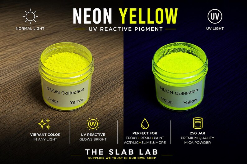 Op de afbeelding: Een potje van 25g met neon-geel UV-reactief pigmentpoeder. Het etiket vermeldt NEON Collection Color: Yellow. De afbeelding toont het poeder onder normaal licht en UV-licht, wat de heldere gloed laat zien. De tekst bevat THE SLAB LAB.
