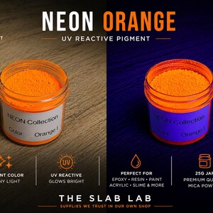 Op de afbeelding: Een doorzichtige pot gevuld met neonoranje UV-reactief pigmentpoeder. Het etiket vermeldt NEON Collection en Color: Orange I. De afbeelding toont het poeder onder normaal licht en UV-licht, wat de levendige kleur en gloei-eigenschappen benadrukt.