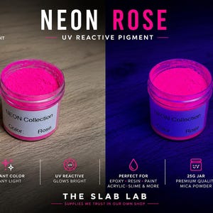 Op de afbeelding: Een potje van 25g met Neon Rose UV-reactief pigmentpoeder. Het etiket vermeldt NEON Collection Color: Rose. De afbeelding toont het levendige roze poeder bij normaal licht en de heldere gloed onder UV-licht, wat de reactieve eigenschappen benadrukt.