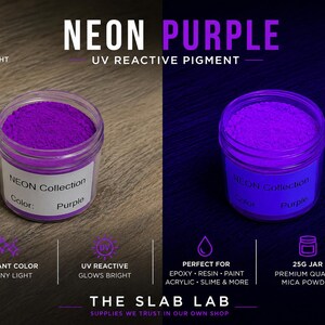 Op de afbeelding: Een potje van 25g met neonpaars UV-reactief pigmentpoeder. Het potje heeft een wit etiket met de tekst NEON Collection Color: Purple. De afbeelding toont het pigment bij normaal licht en onder UV-licht, waar het fel paars oplicht.