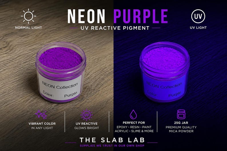 Op de afbeelding: Een potje van 25g met neonpaars UV-reactief pigmentpoeder. Het potje heeft een wit etiket met de tekst NEON Collection Color: Purple. De afbeelding toont het pigment bij normaal licht en onder UV-licht, waar het fel paars oplicht.