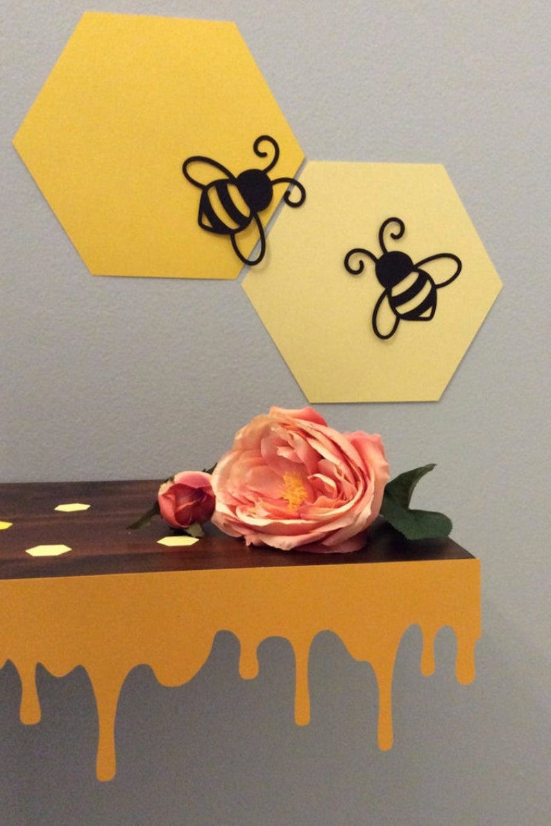 Papier Nid D'abeille Hexagonal Jaune Doré Découpé Avec Des Abeilles. | Vecteur Premium