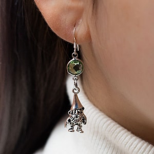 Pendientes colgantes de gnomo, joyería con piedra de nacimiento, regalo personalizado para jardineros.