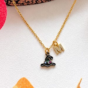 Collar con forma de sombrero de bruja personalizado, joyería con forma de sombrero negro brillante, cadena de acero inoxidable dorado, regalos personalizados, accesorio de Halloween