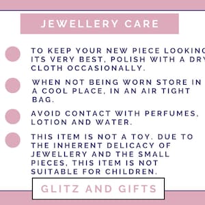Pode incluir: Fundo rosa com c&iacute;rculos brancos e texto azul que descreve as instru&ccedil;&otilde;es de cuidado com as joias. O texto diz: "JEWELLERY CARE", "TO KEEP YOUR NEW PIECE LOOKING ITS VERY BEST, POLISH WITH A DRY CLOTH OCCASIONALLY.", "WHEN NOT BEING WORN STORE IN A COOL PLACE, IN AN AIR TIGHT BAG.", "AVOID CONTACT WITH PERFUMES, LOTION AND WATER.", "THIS ITEM IS NOT A TOY. DUE TO THE INHERENT DELICACY OF JEWELLERY AND THE SMALL PIECES, THIS ITEM IS NOT SUITABLE FOR CHILDREN.", "GLITZ AND GIFTS".