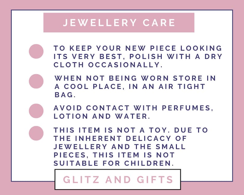Pode incluir: Fundo rosa com c&iacute;rculos brancos e texto azul que descreve as instru&ccedil;&otilde;es de cuidado com as joias. O texto diz: "JEWELLERY CARE", "TO KEEP YOUR NEW PIECE LOOKING ITS VERY BEST, POLISH WITH A DRY CLOTH OCCASIONALLY.", "WHEN NOT BEING WORN STORE IN A COOL PLACE, IN AN AIR TIGHT BAG.", "AVOID CONTACT WITH PERFUMES, LOTION AND WATER.", "THIS ITEM IS NOT A TOY. DUE TO THE INHERENT DELICACY OF JEWELLERY AND THE SMALL PIECES, THIS ITEM IS NOT SUITABLE FOR CHILDREN.", "GLITZ AND GIFTS".