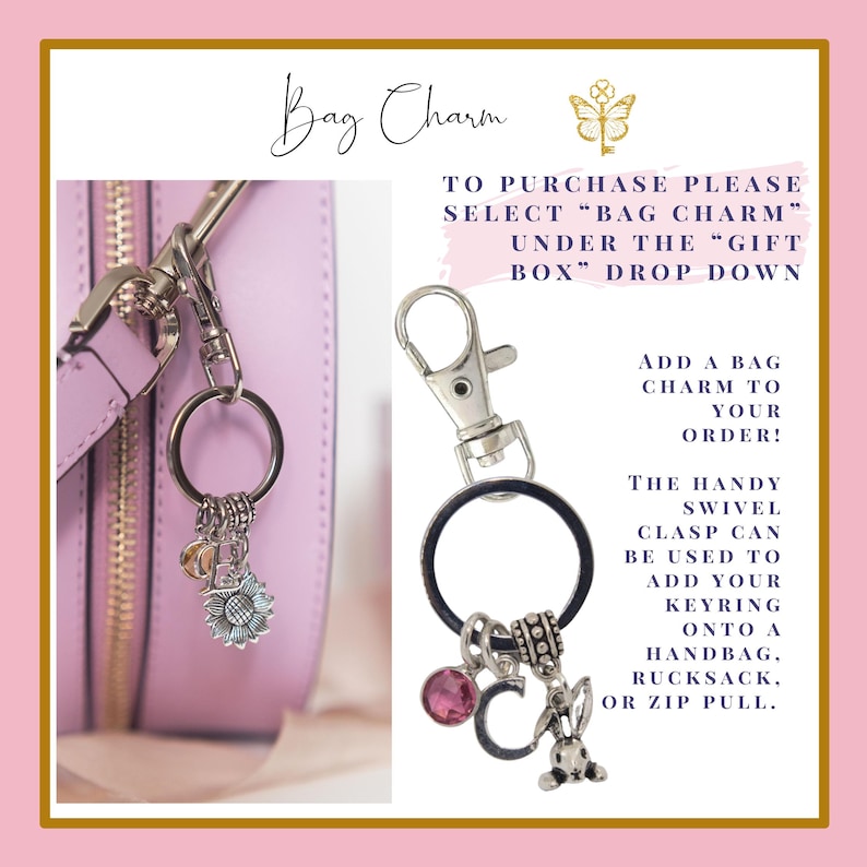 Puede incluir: Un charm de bolso plateado con un cierre giratorio, un cristal rosa, un charm con la letra C y un charm de conejito. El charm est&aacute; unido a un anillo negro y un llavero plateado. El texto de la imagen dice "Bag Charm" y "Para comprar, por favor selecciona "Bag Charm" en el men&uacute; desplegable "Gift Box". &iexcl;A&ntilde;ade un charm de bolso a tu pedido! El pr&aacute;ctico cierre giratorio se puede usar para agregar tu llavero a un bolso de mano, una mochila o un tirador de cremallera."