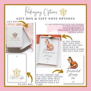 Puede incluir: Dos opciones de empaque de regalo para un producto. La primera opci&oacute;n incluye una caja de regalo blanca con un logotipo de mariposa dorada y una llave. La segunda opci&oacute;n es una tarjeta blanca con el mismo logotipo. Ambas opciones incluyen una nota de regalo personalizada con una ilustraci&oacute;n de zorro.