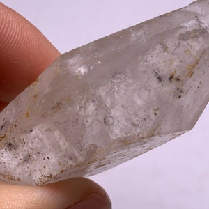 Esemplare di cristallo di quarzo enhydro a bolle d&#39;acqua di quarzo trasparente naturale da 33,9 grammi