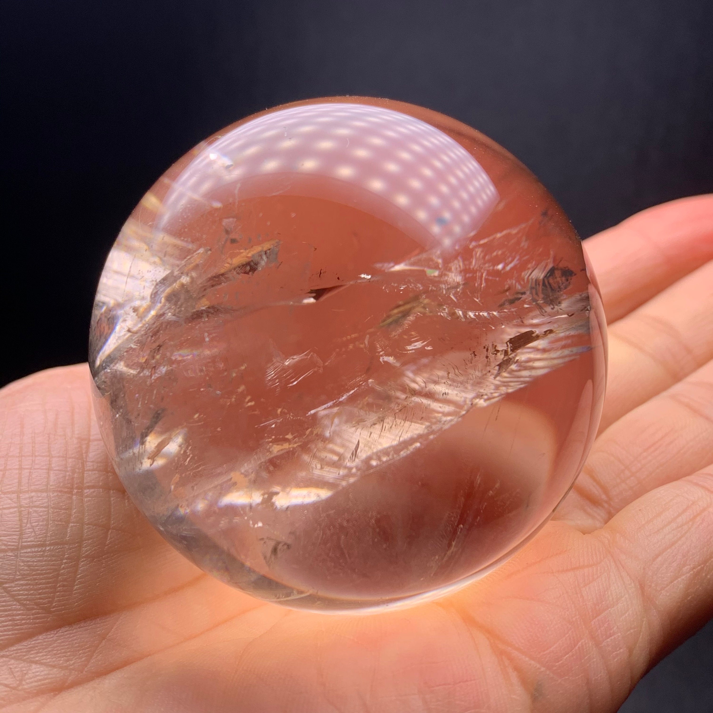 虹色のインクルージョン入り天然スモーキークォーツ水晶球（58mm