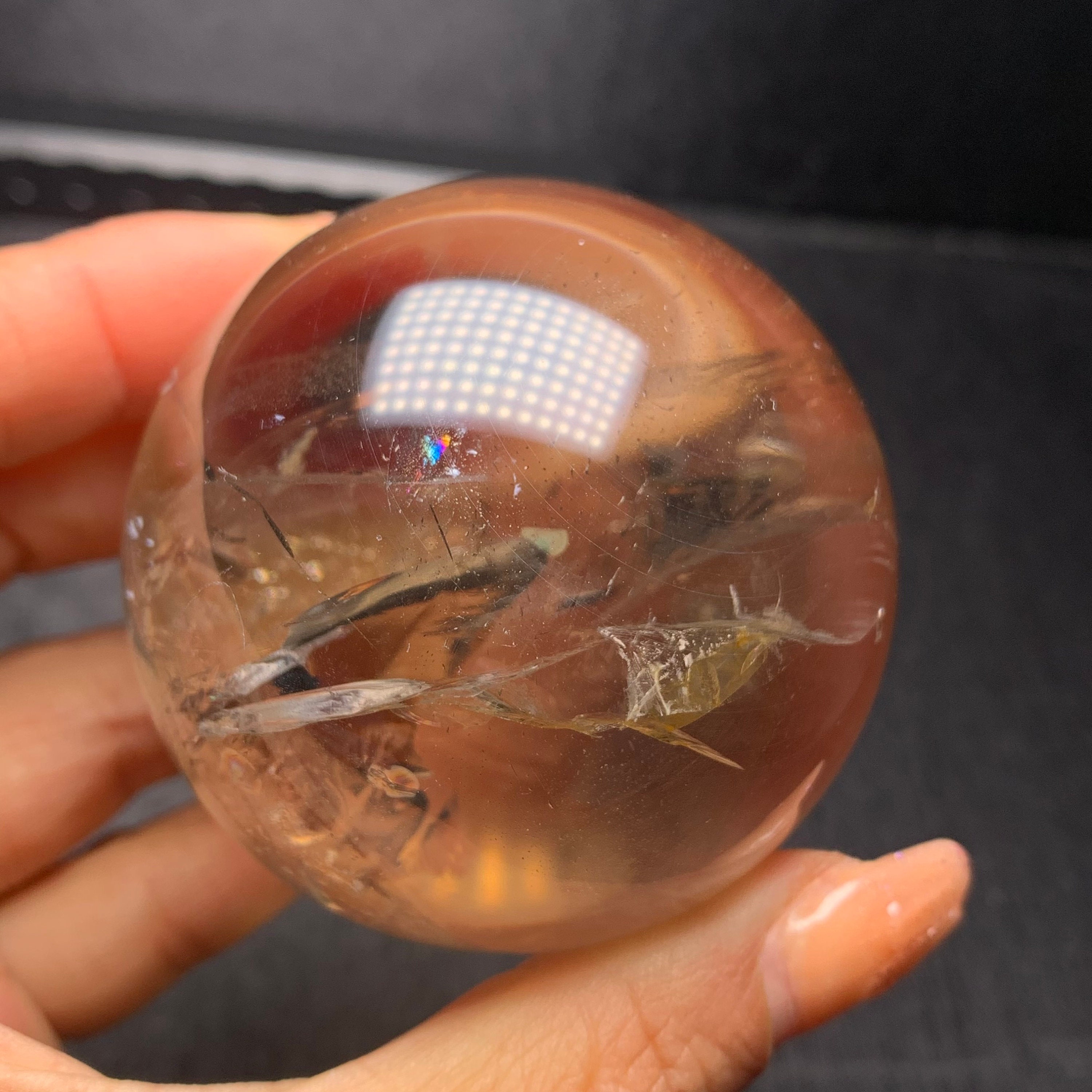 虹色のインクルージョン入り天然スモーキークォーツ水晶球（58mm