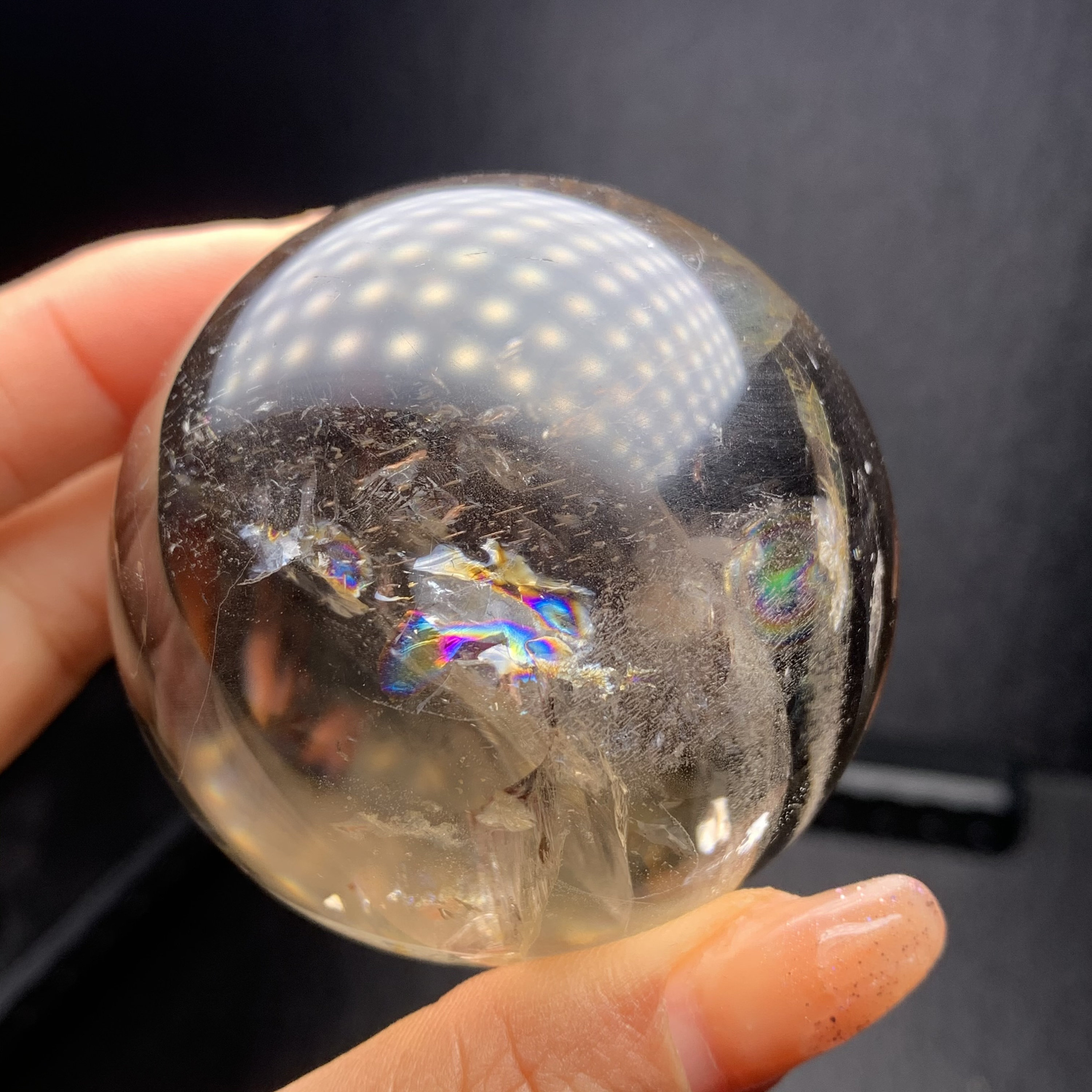 虹色のインクルージョン入り天然スモーキークォーツ水晶球（58mm