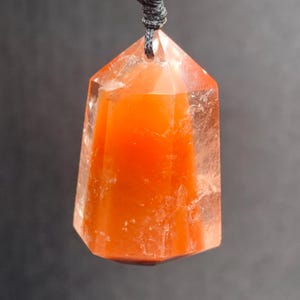Natürlicher roter Amphibole Quarzkristallanhänger Turm