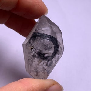 Esemplare di quarzo cristallino al quarzo enhydro con bolle d&#39;acqua mobili naturali da 23,9 grammi