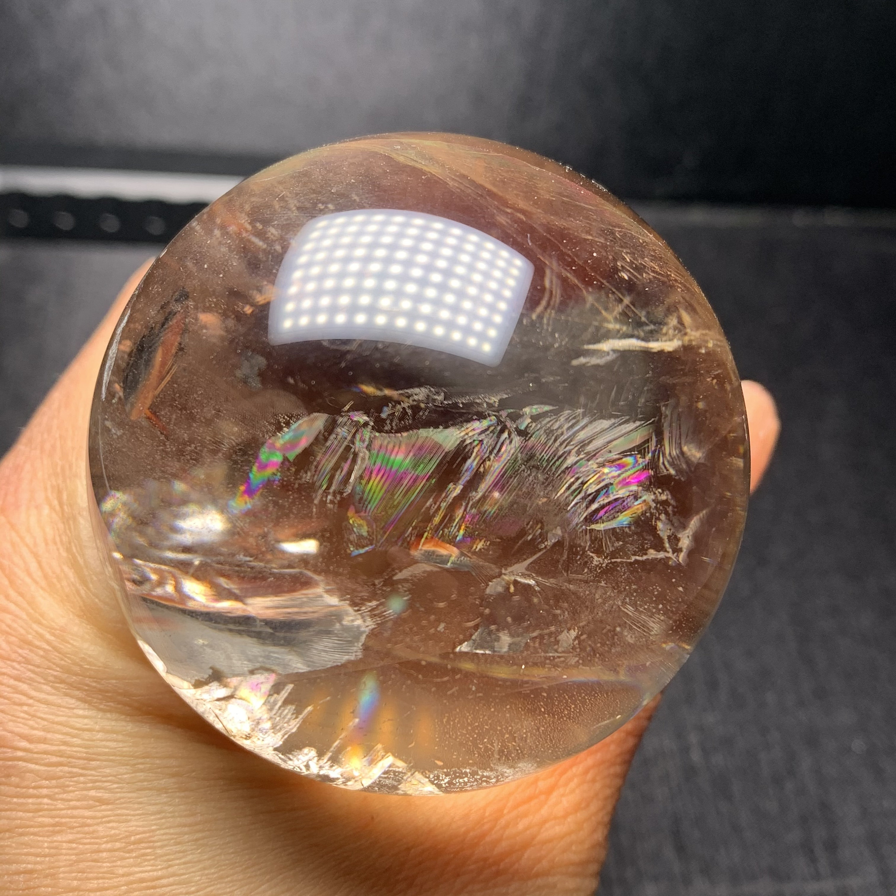 虹色のインクルージョン入り天然スモーキークォーツ水晶球（58mm