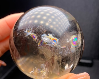 虹色のインクルージョン入り天然スモーキークォーツ水晶球（58mm