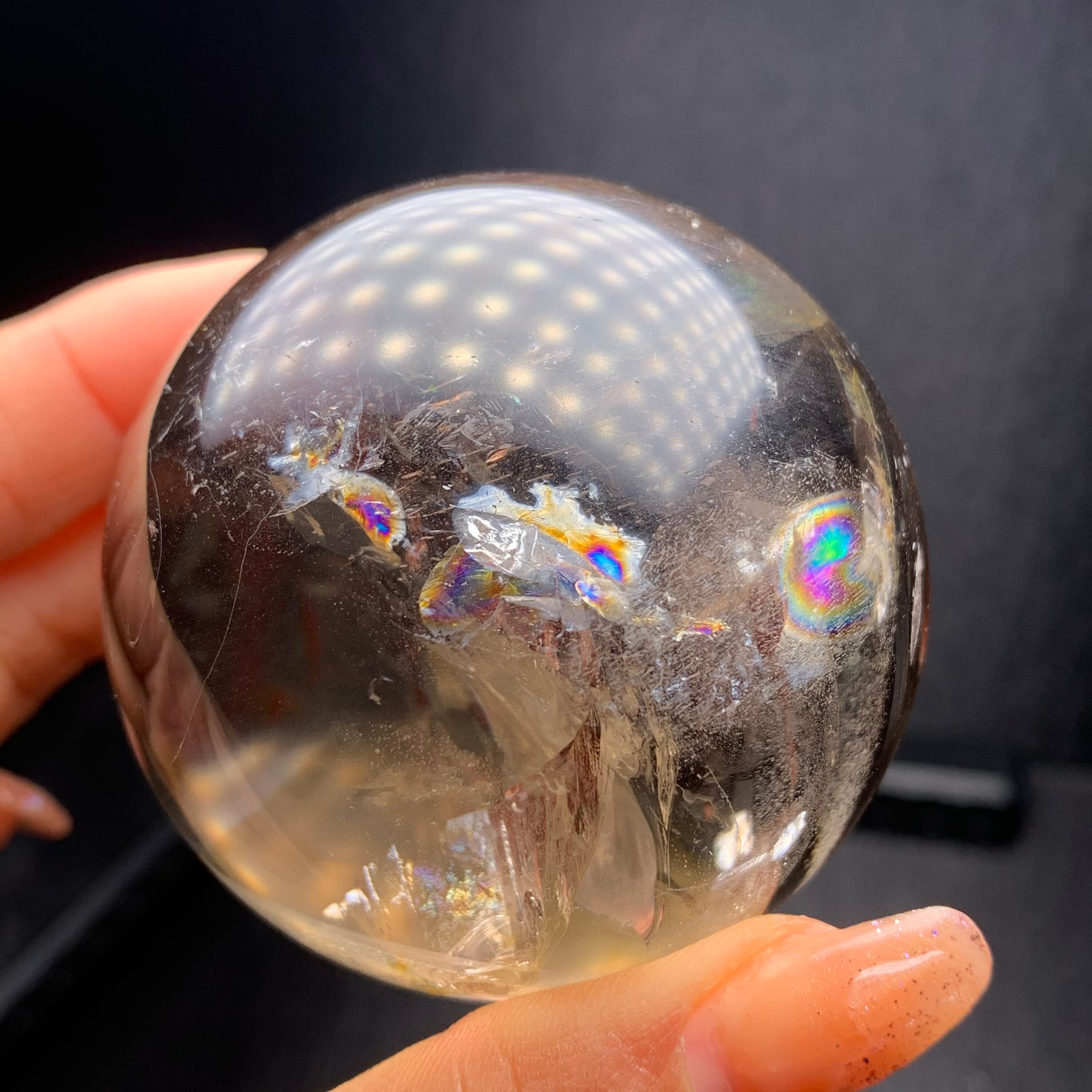 虹色のインクルージョン入り天然スモーキークォーツ水晶球（58mm