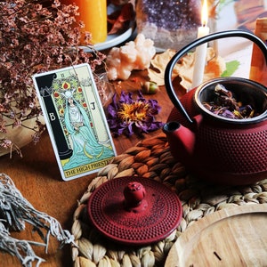 Té de la sacerdotisa / Loto azul, loto rojo, artemisa, anís estrellado, cúrcuma, mezcla de hierbas que activan el chakra superior del TERCER OJO y la corona, té del arquetipo del tarot