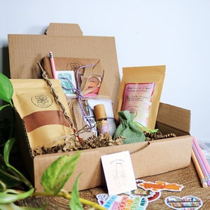 BLIND DATE mit einem BUCH | Geschenkbox für Bücherliebhaber, perfekte Buchliebhaber Geschenkidee, mit Tee Heiße Schokolade Kristalle Aromaöl und Anmerkungen