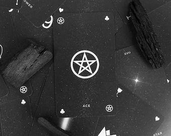 Baraja de Tarot Minimalista STARDUST: Arte Cósmico Indie en Blanco y Negro
