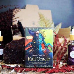 CAJA DE REGALO KALI / Aceite ritual, Baraja de Oráculo, Vela negra, Palo Santo, Set de conjuro de la diosa Kali Ma, Caja de Altar Kali, Oráculo Kali Edición de bolsillo