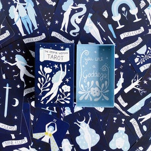 KOSMISCHE VROUWENTAROT | Indie Deck 78 kaarten met gids, onafhankelijke artiest, intuïtieve blauwe minimalistische kunstkaarten, vrouwelijke godin tarot