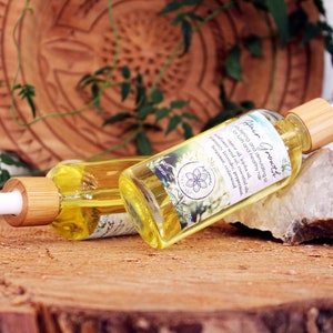 Puede incluir: Dos botellas de vidrio &aacute;mbar con goteros de bamb&uacute; llenas de un l&iacute;quido amarillo. Las botellas est&aacute;n etiquetadas con "Hair Growth" y contienen una mezcla de aceites para estimular el crecimiento del cabello y curar el cuero cabelludo. Las botellas est&aacute;n sobre una superficie de madera con una roca blanca.