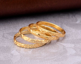 Minimalistiskt guldstapelringsset, tunna texturerade bandringar, nätta guldringstaplar, bohemiska vardagssmycken, present till henne, lager-på-lager-ringar