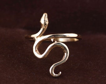 Anillo de serpiente de oro / Anillo minimalista de latón con serpiente / Anillo bohemio hecho a mano / Joyería unisex ajustable
