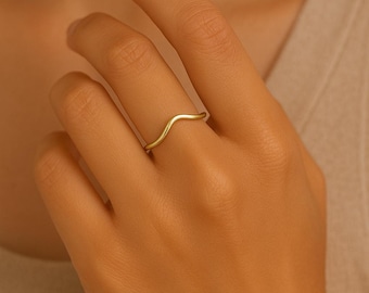 Minimalist Wave Ring, Gold Curved Band Ring, Dainty Stacking Ring, Simple Wavy Ring, Modern Minimal Jewelry, Gift for Mom.
